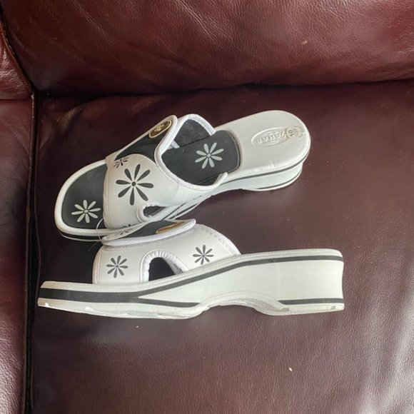 LADIES SANDALS NEW - Picture 2 of 2